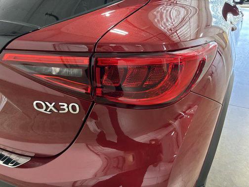 2017 INFINITI QX30 Premium