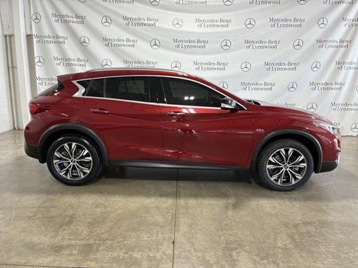 2017 INFINITI QX30 Premium