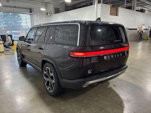2024 Rivian R1S Adventure
