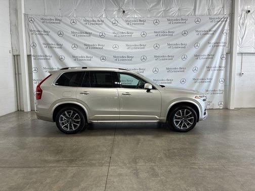 2017 Volvo XC90 T6 Momentum