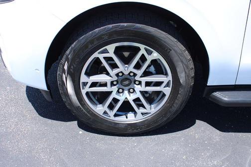 Oxford White 2025 Ford Expedition Active