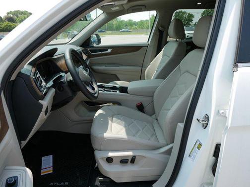 2025 Volkswagen Atlas 2.0T SE w/Technology 4MOTION