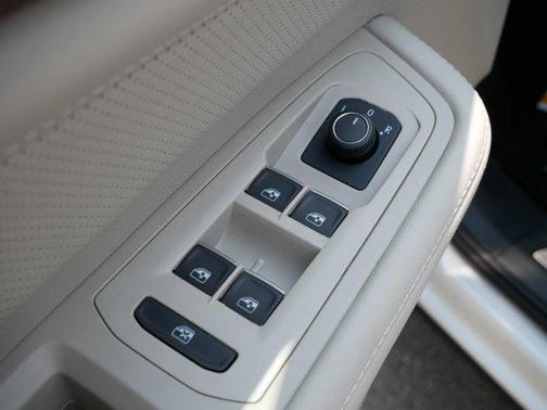 2025 Volkswagen Atlas 2.0T SE w/Technology 4MOTION