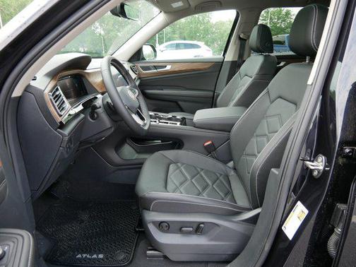 2025 Volkswagen Atlas 2.0T SE w/Technology 4MOTION