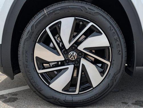 Opal White Pearl 2026 Volkswagen Atlas 2.0T SE w/Technology 4MOTION