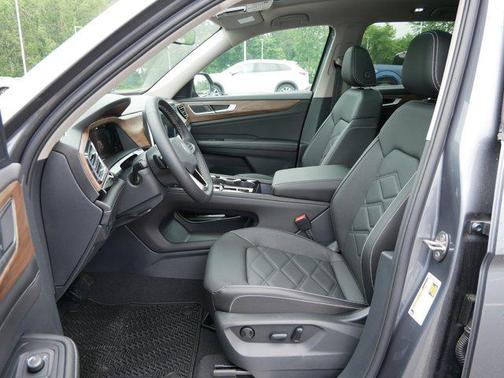 2025 Volkswagen Atlas 2.0T SE w/Technology 4MOTION