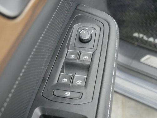 2025 Volkswagen Atlas 2.0T SE w/Technology 4MOTION