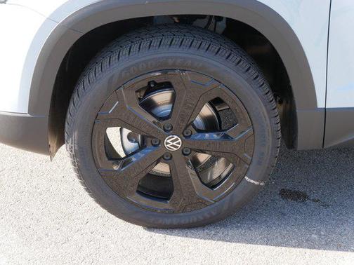 2025 Volkswagen Taos 1.5T SE Black