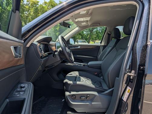 Deep Black Pearl 2026 Volkswagen Atlas 2.0T SE w/Technology 4MOTION