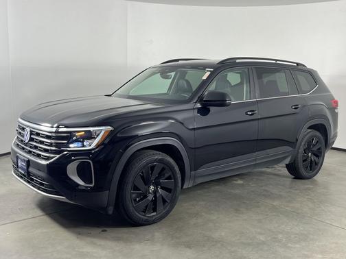 Deep Black Pearl 2024 Volkswagen Atlas 2.0T SE w/Technology 4MOTION
