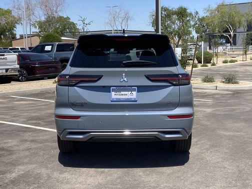 Gray / Black 2026 Mitsubishi Outlander SEL 2.5 2WD