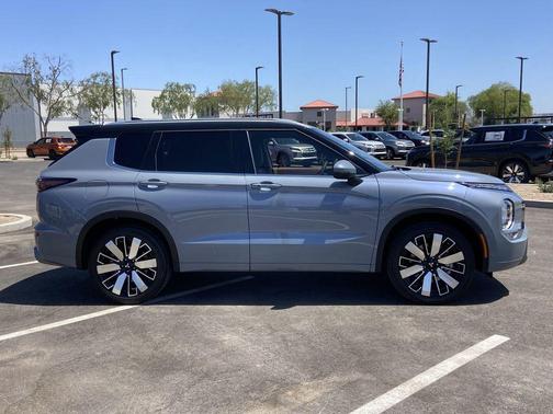 Gray / Black 2026 Mitsubishi Outlander SEL 2.5 2WD