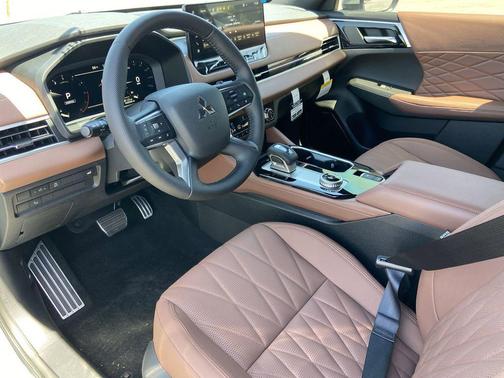 Gray / Black 2026 Mitsubishi Outlander SEL 2.5 2WD