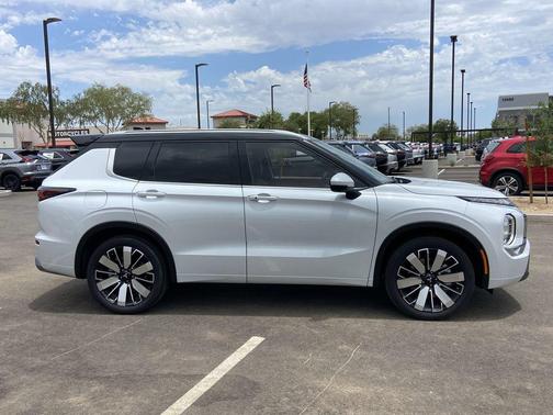 Diamond White 2026 Mitsubishi Outlander SEL