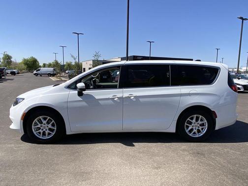 Bright White Clearcoat 2022 Chrysler Voyager LX