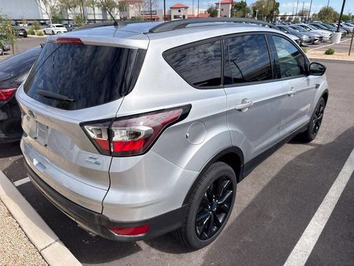 Ingot Silver Metallic 2017 Ford Escape SE