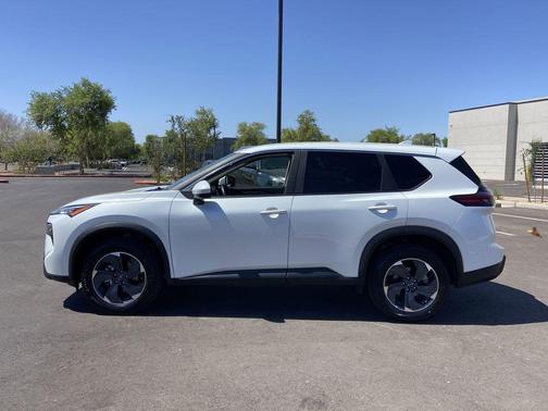 Everest White Pearl 2025 Nissan Rogue SV