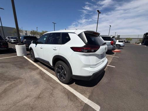 Everest White Pearl 2025 Nissan Rogue SV
