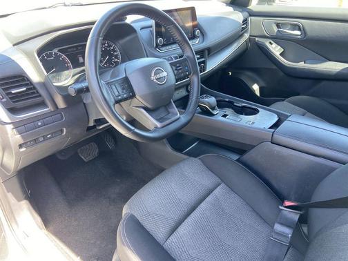 Everest White Pearl 2025 Nissan Rogue SV