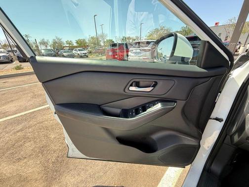 Everest White Pearl 2025 Nissan Rogue SV