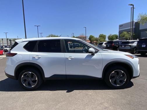 Everest White Pearl 2025 Nissan Rogue SV