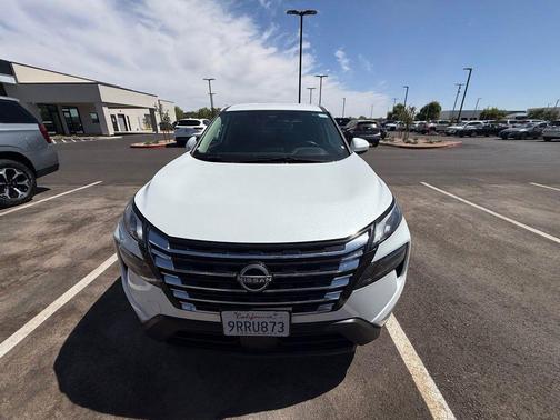 Everest White Pearl 2025 Nissan Rogue SV