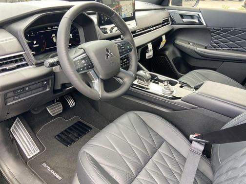 Black Diamond 2026 Mitsubishi Outlander Black Edition