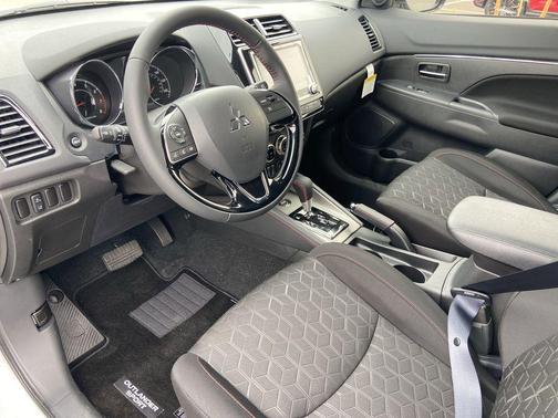 Diamond White 2026 Mitsubishi Outlander Sport 2.0 LE