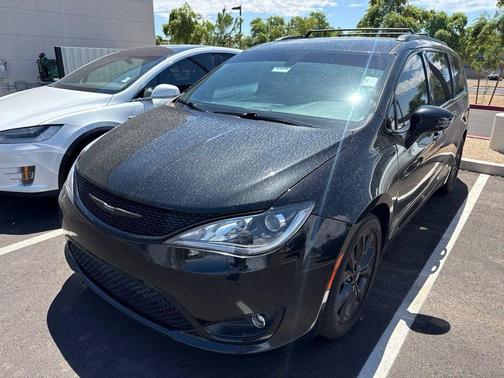 Brilliant Black Crystal Pearlcoat 2018 Chrysler Pacifica Touring-L Plus