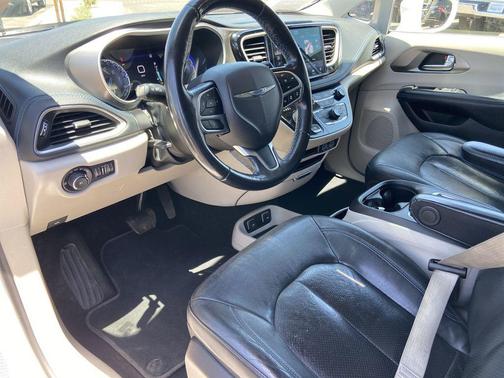 Bright White Clearcoat 2021 Chrysler Pacifica Touring L