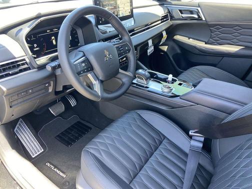 Labrador Black Pearl 2026 Mitsubishi Outlander SEL 2.5 2WD