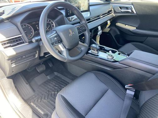 Diamond White 2026 Mitsubishi Outlander ES 2.5 S-AWC