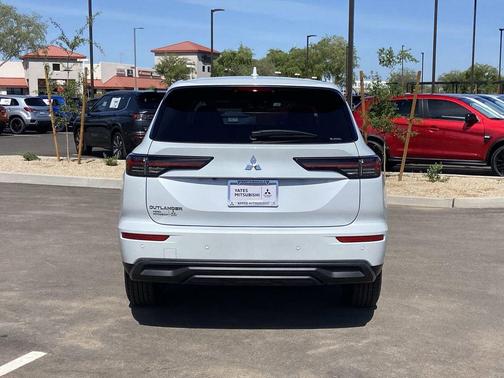 Diamond White 2026 Mitsubishi Outlander ES 2.5 S-AWC