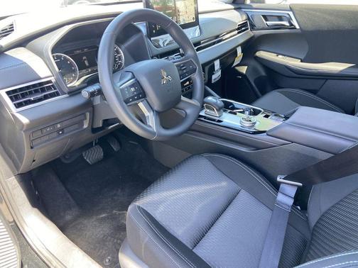 Black Diamond 2026 Mitsubishi Outlander ES