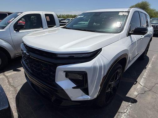 Iridescent Pearl Tricoat 2025 Chevrolet Traverse RS