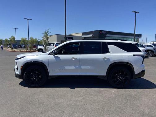 Iridescent Pearl Tricoat 2025 Chevrolet Traverse RS