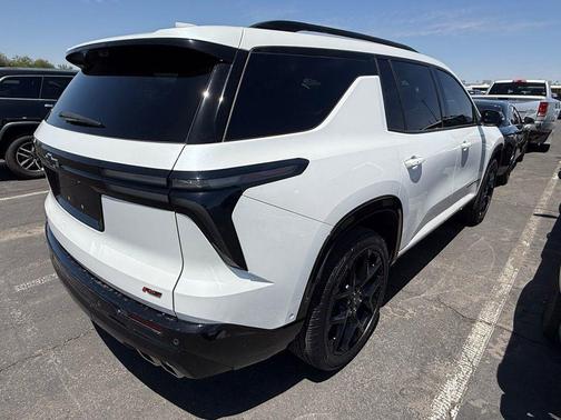 Iridescent Pearl Tricoat 2025 Chevrolet Traverse RS
