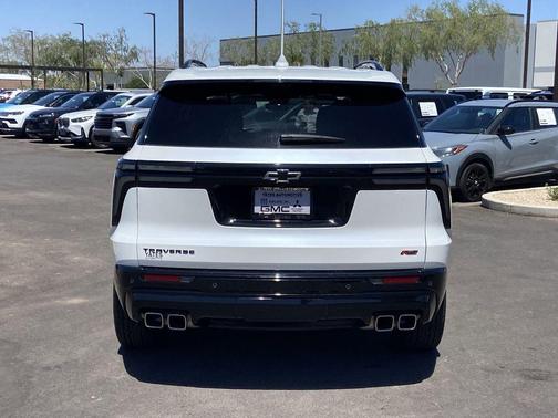 Iridescent Pearl Tricoat 2025 Chevrolet Traverse RS