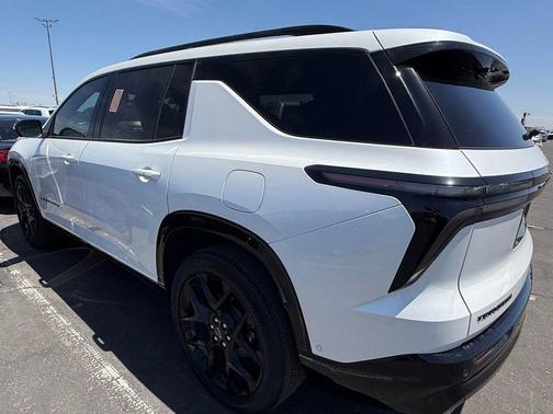 Iridescent Pearl Tricoat 2025 Chevrolet Traverse RS