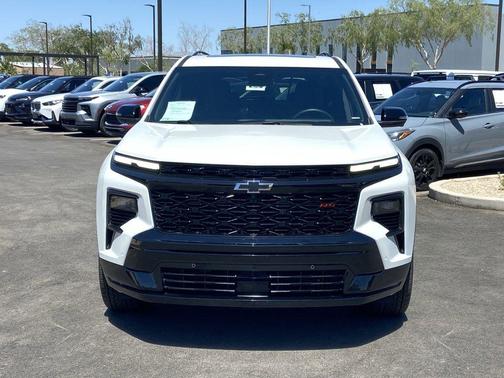 Iridescent Pearl Tricoat 2025 Chevrolet Traverse RS
