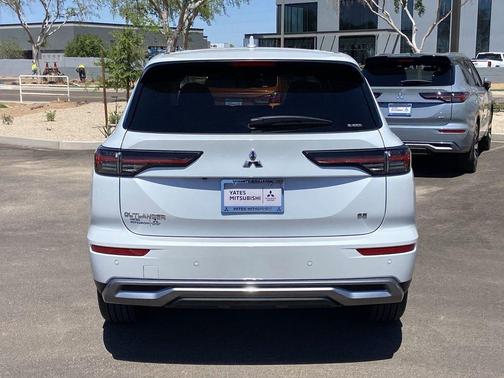 Diamond White 2026 Mitsubishi Outlander SE 2.5 S-AWC