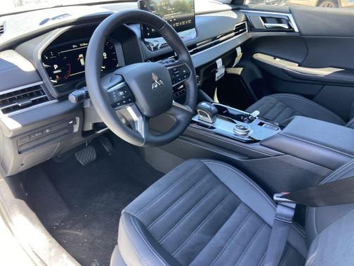 Diamond White 2026 Mitsubishi Outlander SE 2.5 S-AWC