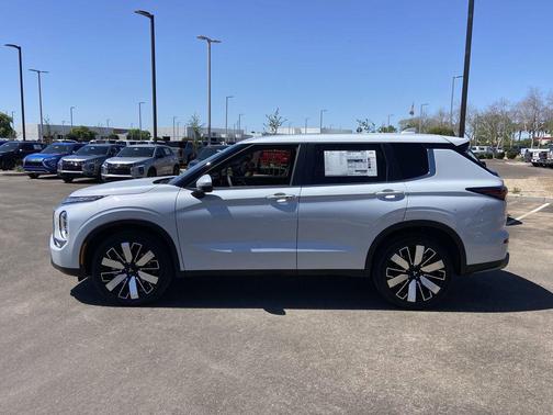 Diamond White 2026 Mitsubishi Outlander SE 2.5 S-AWC