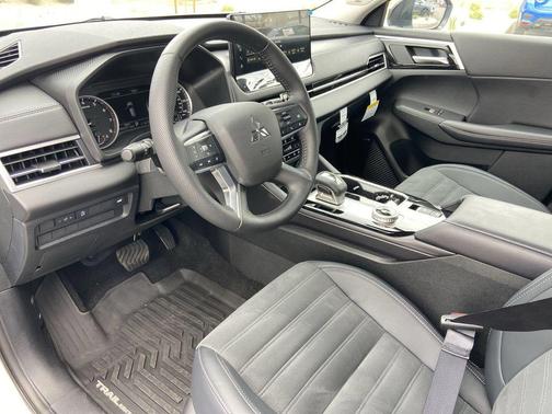 White Diamond/Black Roof 2026 Mitsubishi Outlander Trail Edition S-AWC