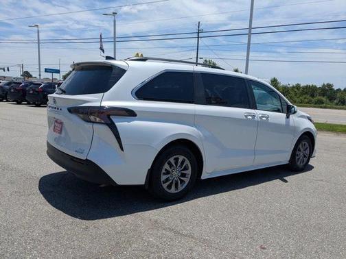 2024 Toyota Sienna XLE 8 Passenger