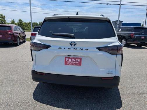 2024 Toyota Sienna XLE 8 Passenger