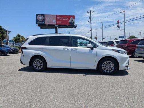 2024 Toyota Sienna XLE 8 Passenger