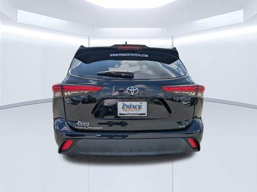 Midnight Black Metallic 2023 Toyota Highlander XLE