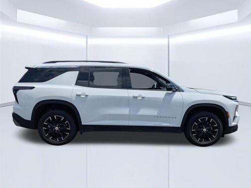 Summit White 2025 Chevrolet Traverse LT
