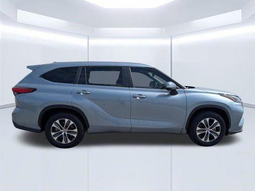 Moon Dust 2023 Toyota Highlander XLE